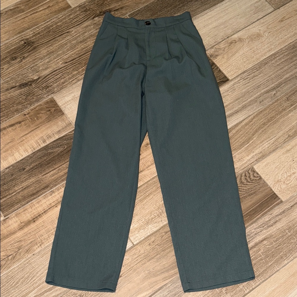 Ladies size small pleated pocket work pants EUC